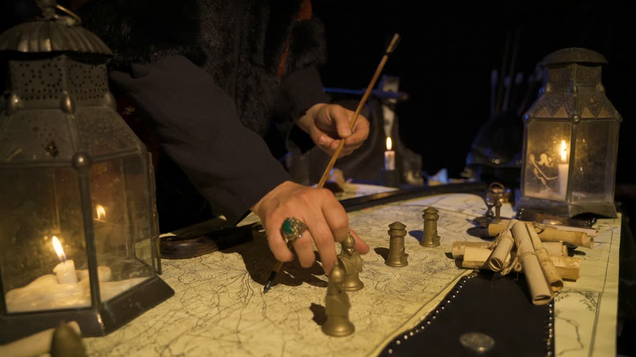 전쟁 전 지도를 작업하는 사령관.