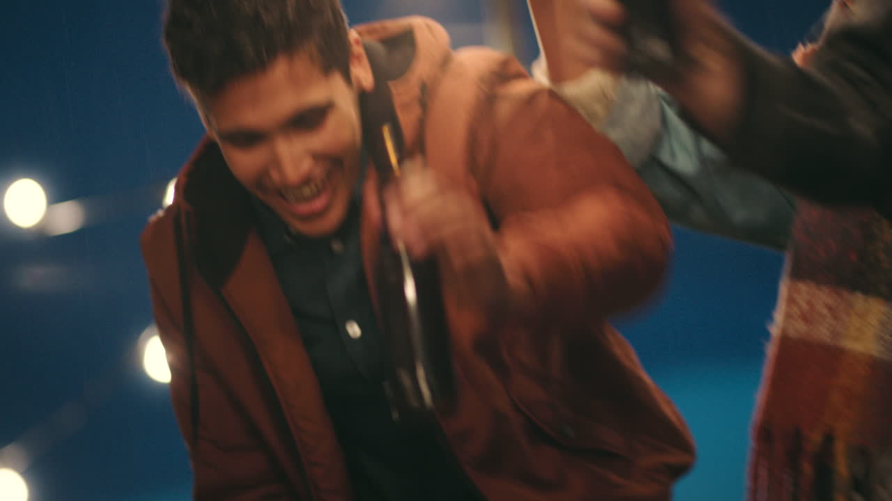 밤에 파티에서 토스트, 맥주, 친구들