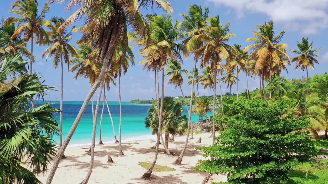 Strand Playa Colorada an einem windigen und sonnigen Tag, Las Galeras auf der Halbinsel Samaná, Dominikanische Republik.