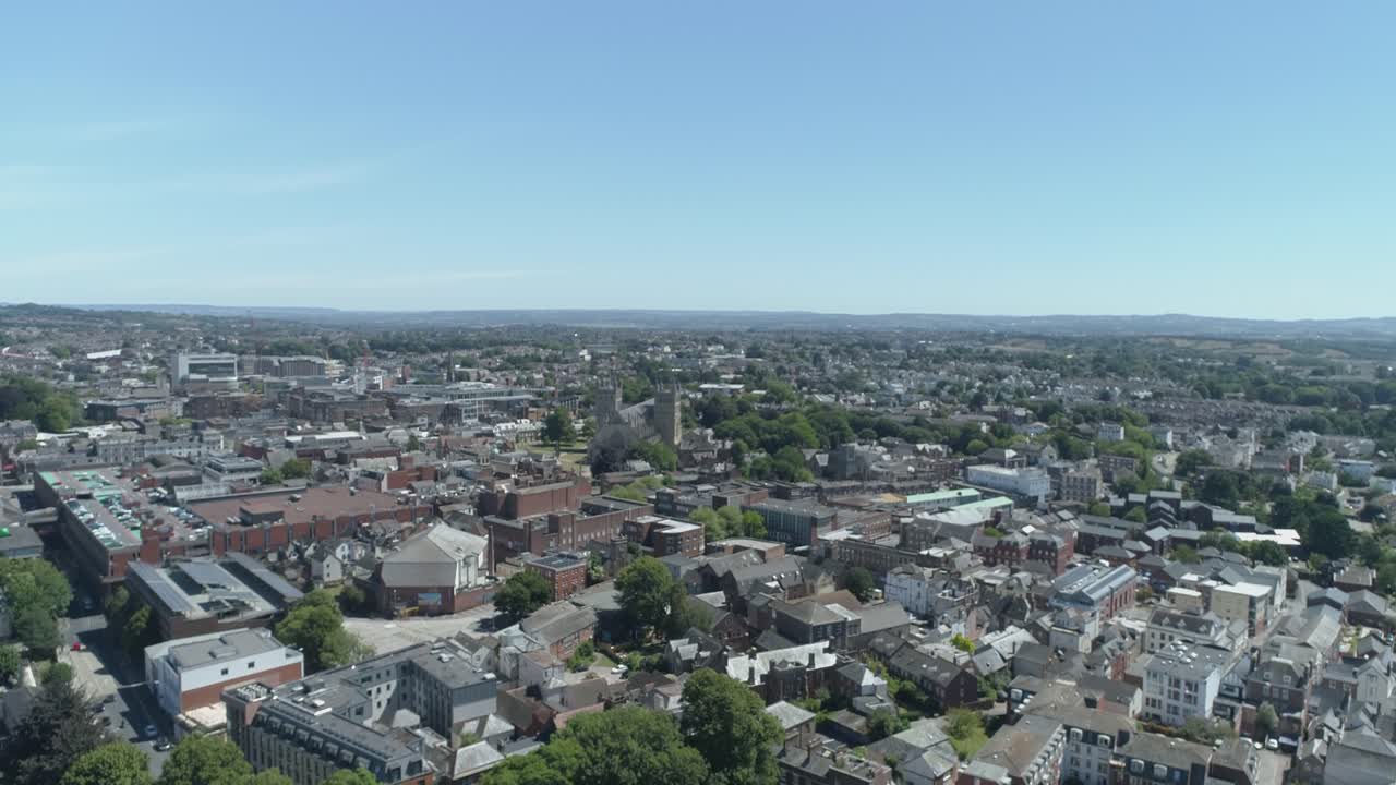 antena en ascenso sobre el centro de la ciudad de exeter, devon, reino unido