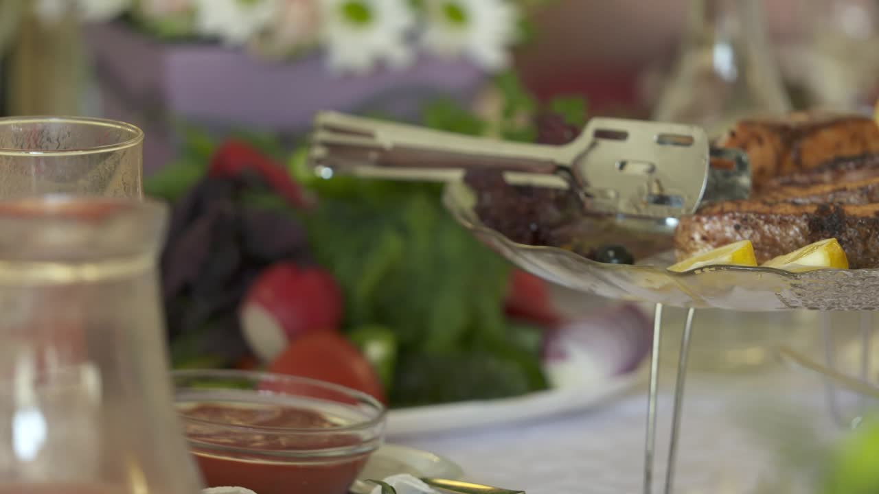 стейки лосося на гриле, подаваемые на декоративной тарелке со свежим салатом и лимоном