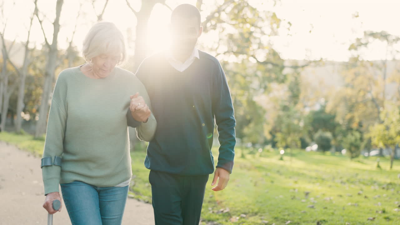 기, 크러치, 그리고 그의 노인 환자와 함께 돌보는 사람