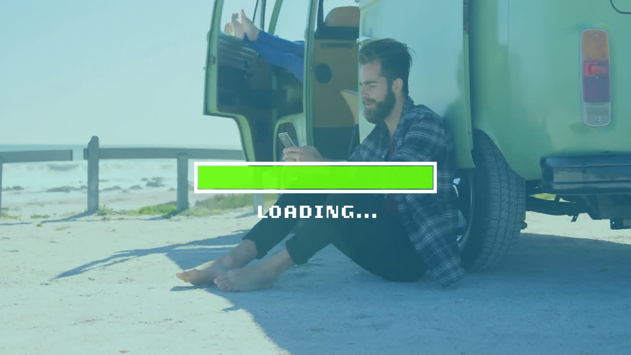 animación de carga de texto y procesamiento de datos sobre hombre caucásico usando teléfono inteligente