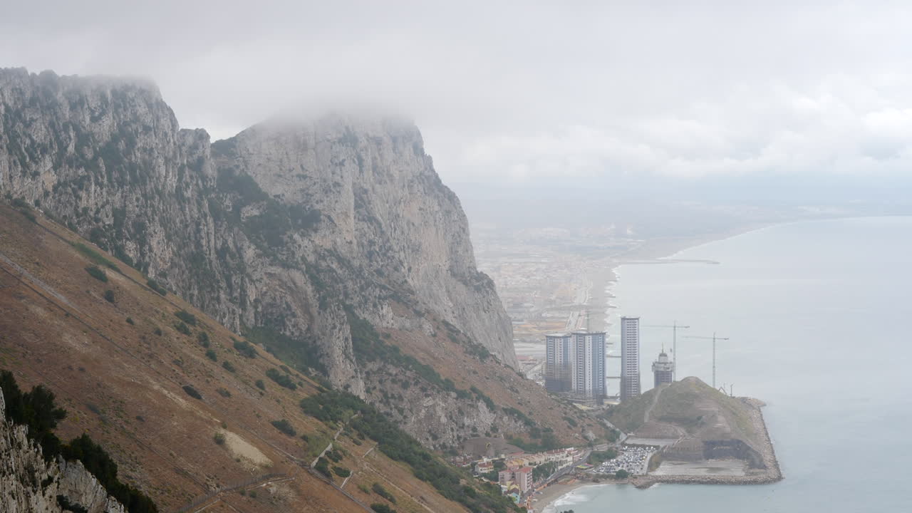 la niebla de la roca de gibraltar desde los escalones del mediterráneo
