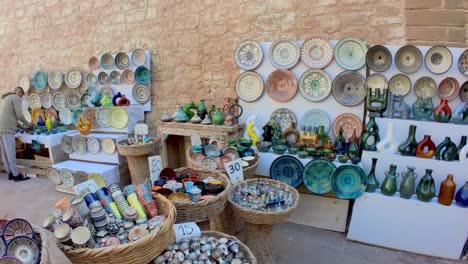 Descubra-El-Encanto-De-Los-Mercados-De-Essaouira,-Su-Arquitectura-Distintiva-Y-Su-Rica-Historia-Que-Ha-Fomentado-El-Crecimiento-De-La-Artesanía-Exquisita,-Todo-Dentro-De-La-Encantadora-Medina-De-La-Ciudad.