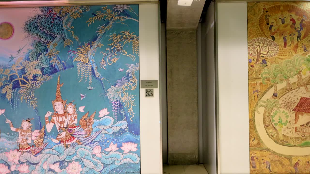 coloridos murales tradicionales tailandeses exhibidos en la terminal del aeropuerto de bangkok suvarnabhumi