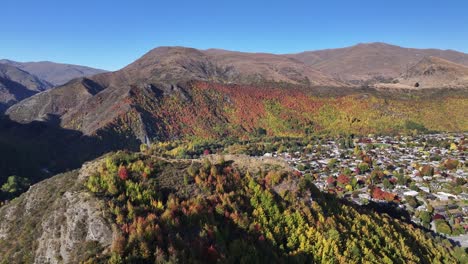 Pintoresco-Paisaje-Montañoso,-Temporada-De-Otoño-En-Arrowtown-Rodeado-De-árboles-Coloridos.