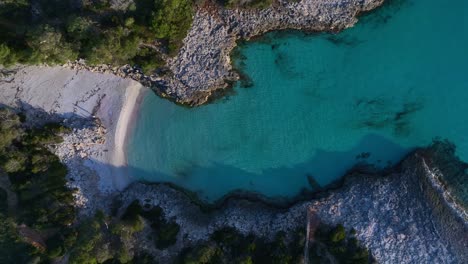 Vista-Aérea-De-La-Playa-Virgen-De-Es-Talaier-Con-Agua-Azul-Clara-En-Menorca-España