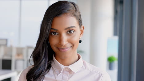 Face-of-a-happy-business-woman-in-a-corporate