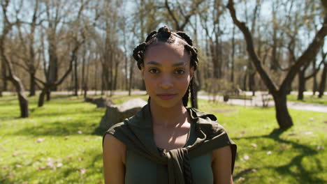 une femme dans la forêt.