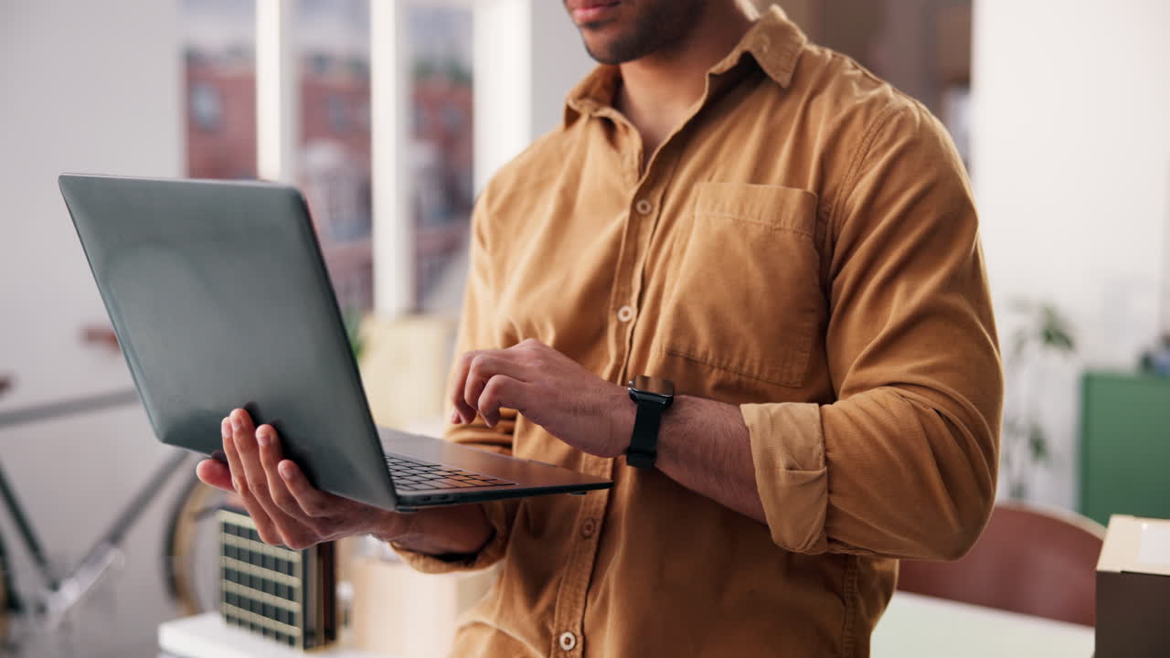 Uomo che lavora al laptop in ufficio