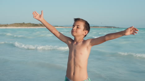 Sorgloser-Junge,-Der-Den-Sommer-Am-Meer-Genießt.-Glücklicher-Teenager,-Der-Am-Meer-Steht.