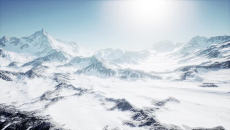Vista-Panorámica-Sobre-El-Pico-Nevado-De-Matterhorn-En-Un-Día-Soleado-Con-Cielo-Azul