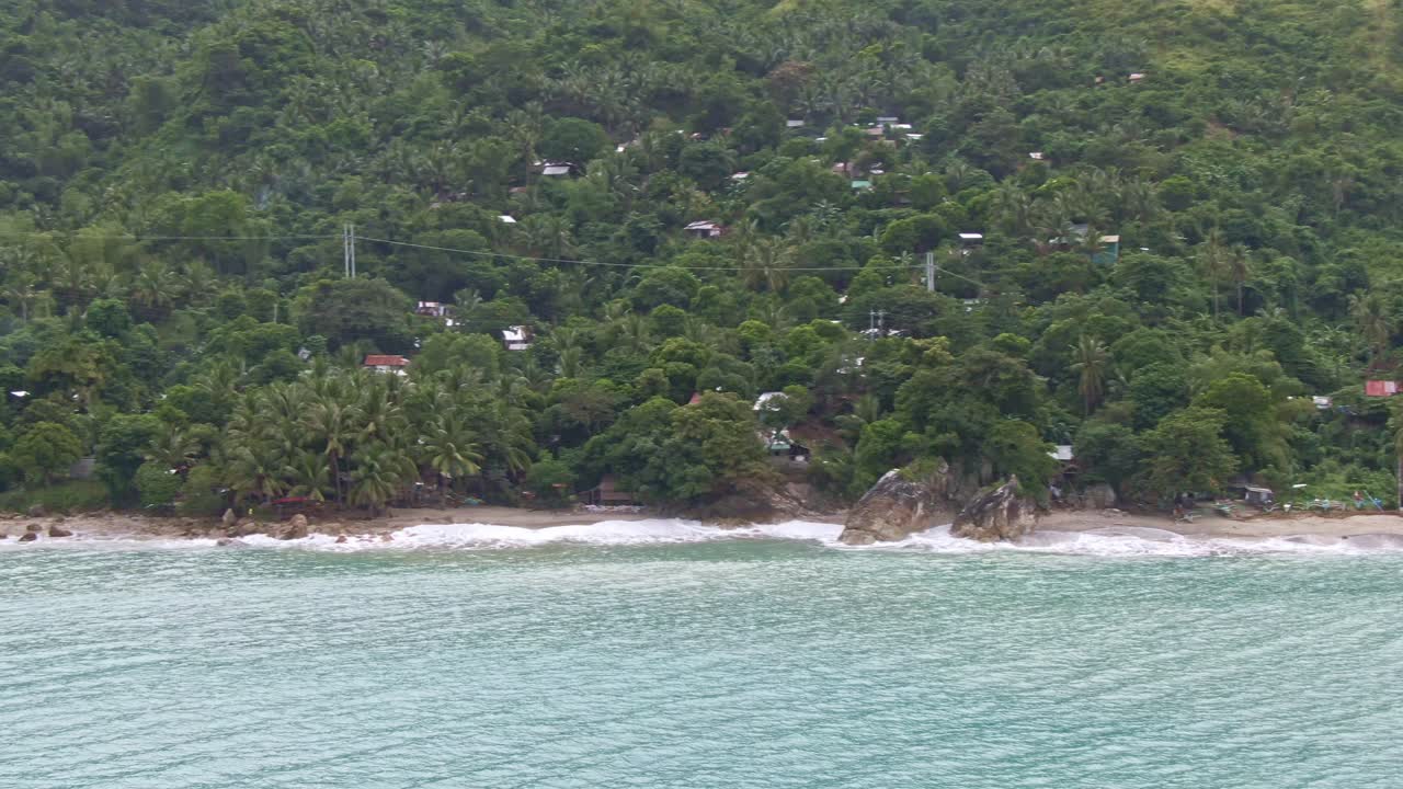 impresionantes vistas circulares de las playas blancas con el fondo de las montañas y la silueta de las islas, hermosa agua de mar turquesa de puerto galera, filipinas