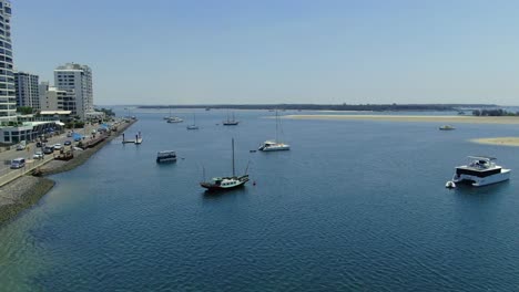 Drohne-Fliegt-Nach-Norden-Bei-Labrador,-Einem-Vorort-Am-Wasser,-Fliegt-Zwischen-Segelbooten-Und-Kreuzern