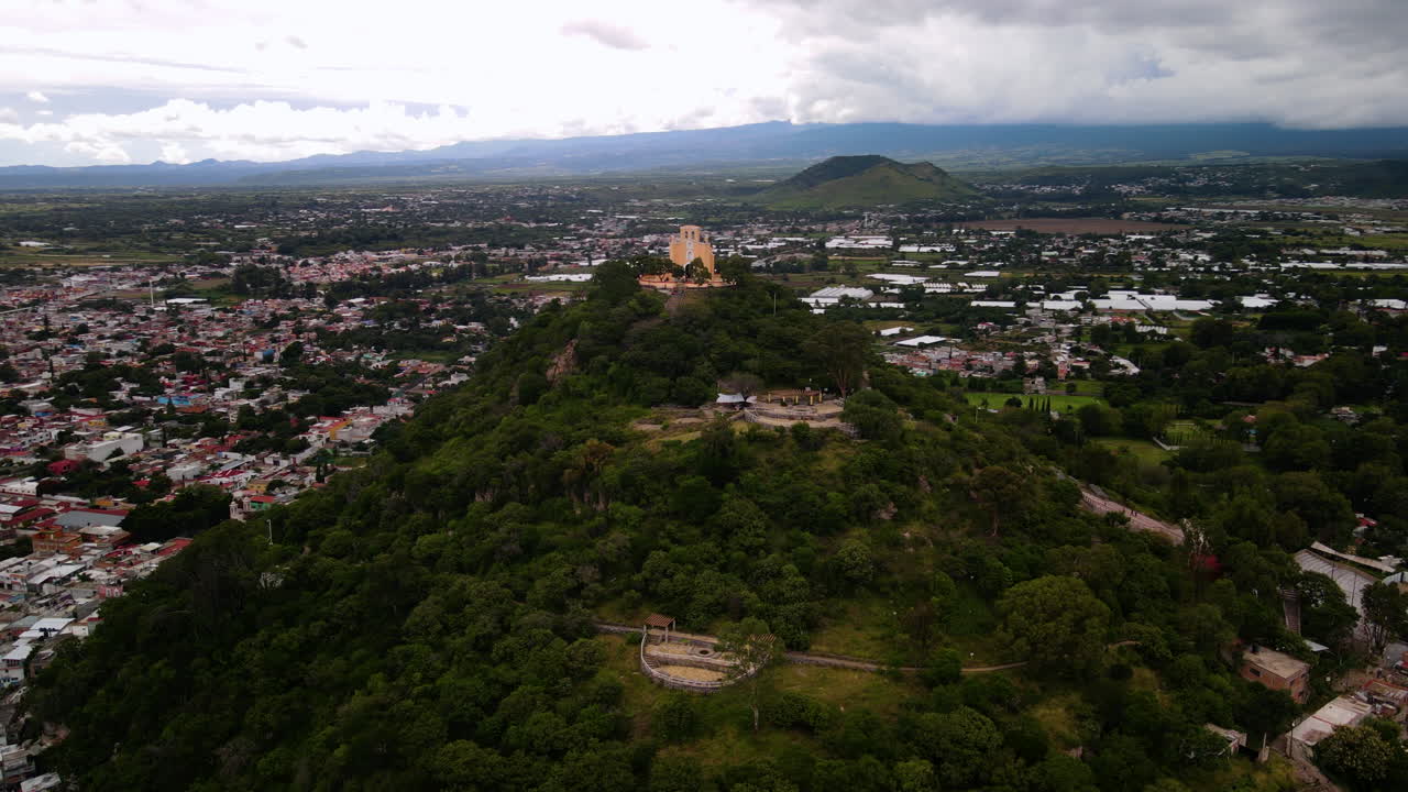 vista de la iglesia y la ciudad en el valle central de méxico.