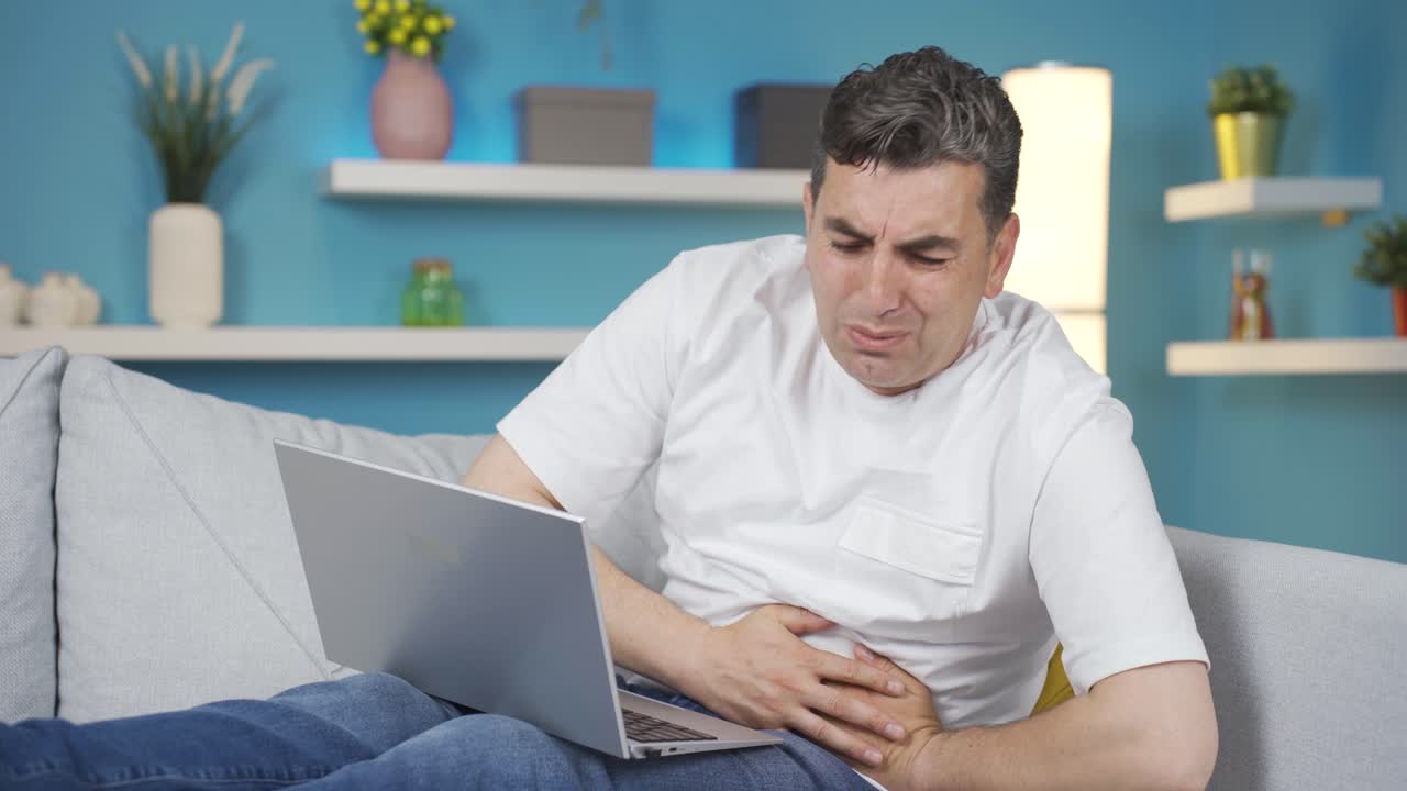 hombre que sufre de dolor en el hígado.