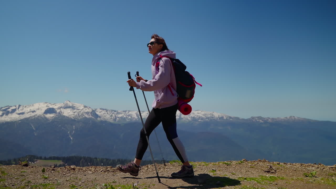 Mujer, excursión, en, montañas