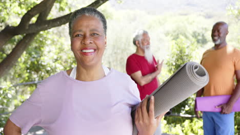 Porträt-Einer-Glücklichen-älteren-Afroamerikanischen-Frau-Mit-Yoga-Freunden-In-Sonniger-Natur,-Zeitlupe