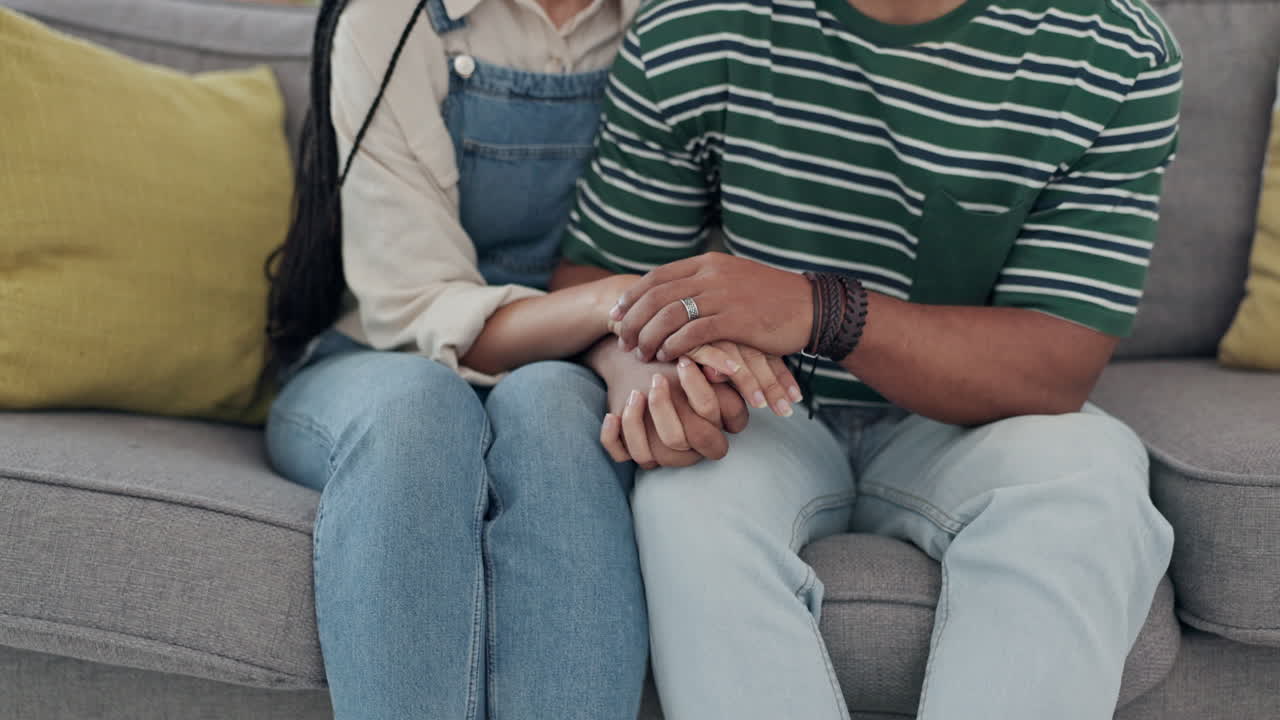 sofá de la sala de estar, amor y pareja tomados de la mano