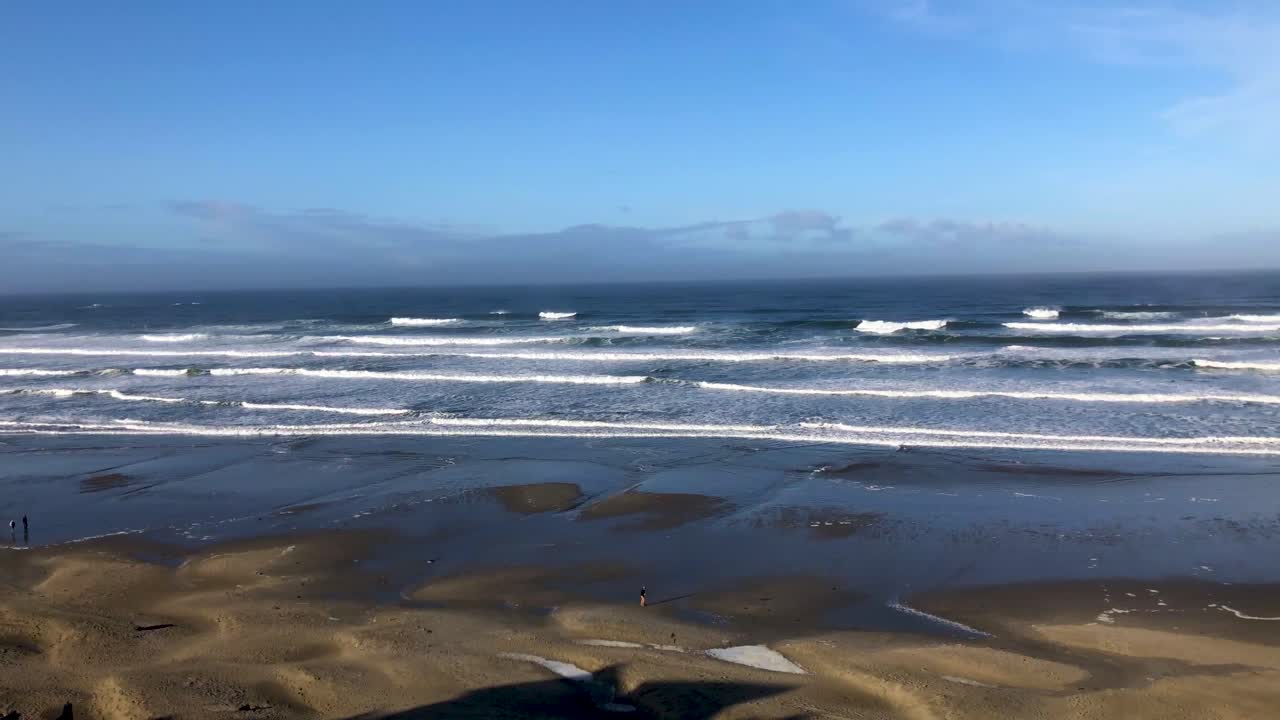 Marée haute avec dunes de sable en contrebas à Nye Beach, Newport, Oregon