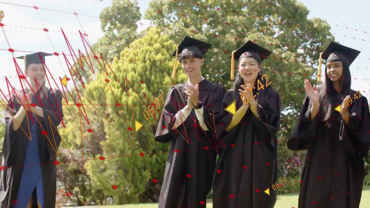 毕业生们身穿学士服在草坪上排队，一位同学向前跑，引得大家鼓掌，并向右迈步。