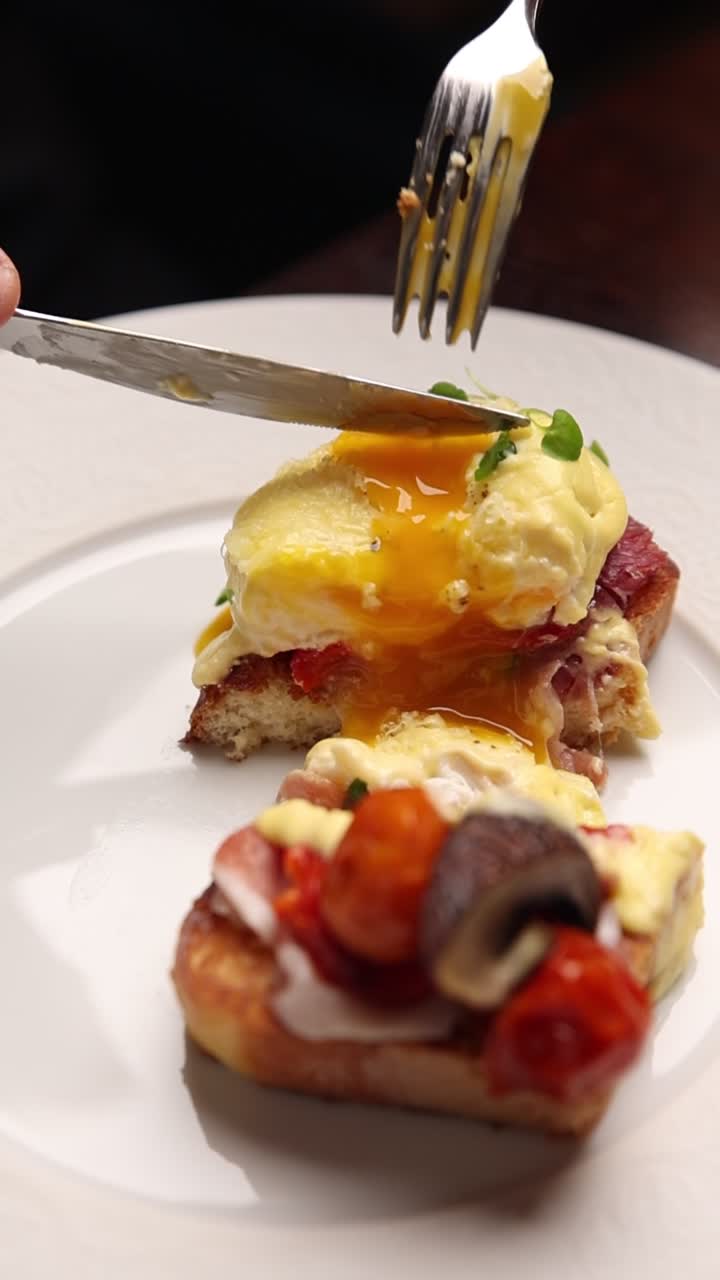 Tagliare un uovo in camicia dal tuorlo che cola su toast