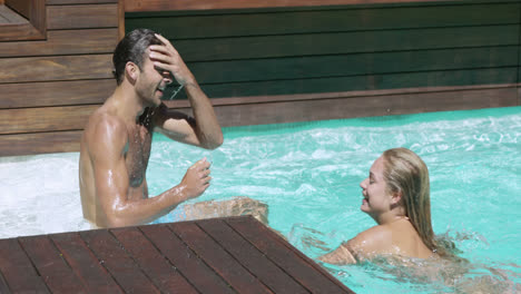 Pareja-Divirtiéndose-Juntos-En-La-Piscina