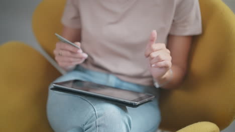 mujer comprando en línea con tableta y tarjeta de crédito
