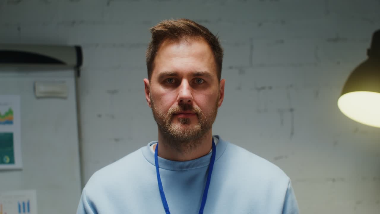 hombre de negocios sonriente en la oficina