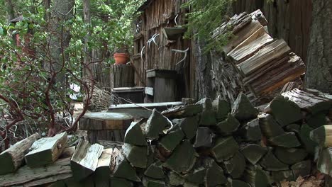 Mittlere-Aufnahme-Einer-Ländlichen-Hütte-Mit-Holzstapel-In-Den-Bergen-Der-Sierra-Nevada?