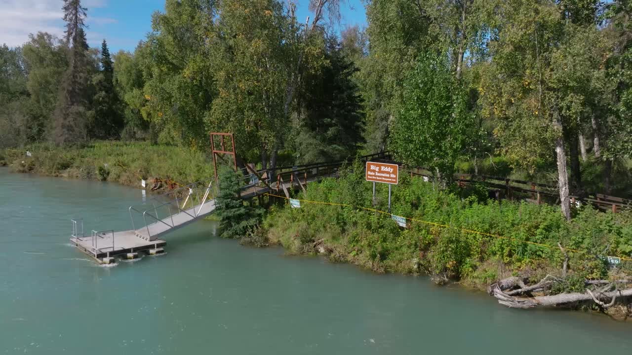 imágenes aéreas del río kenai en soldotna, alaska.