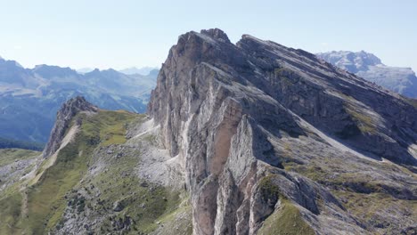 Vista-Aérea:-Cumbre-De-La-Montaña-Settsass-Desde-Passo-Valparola-Durante-Un-Hermoso-Día-Claro