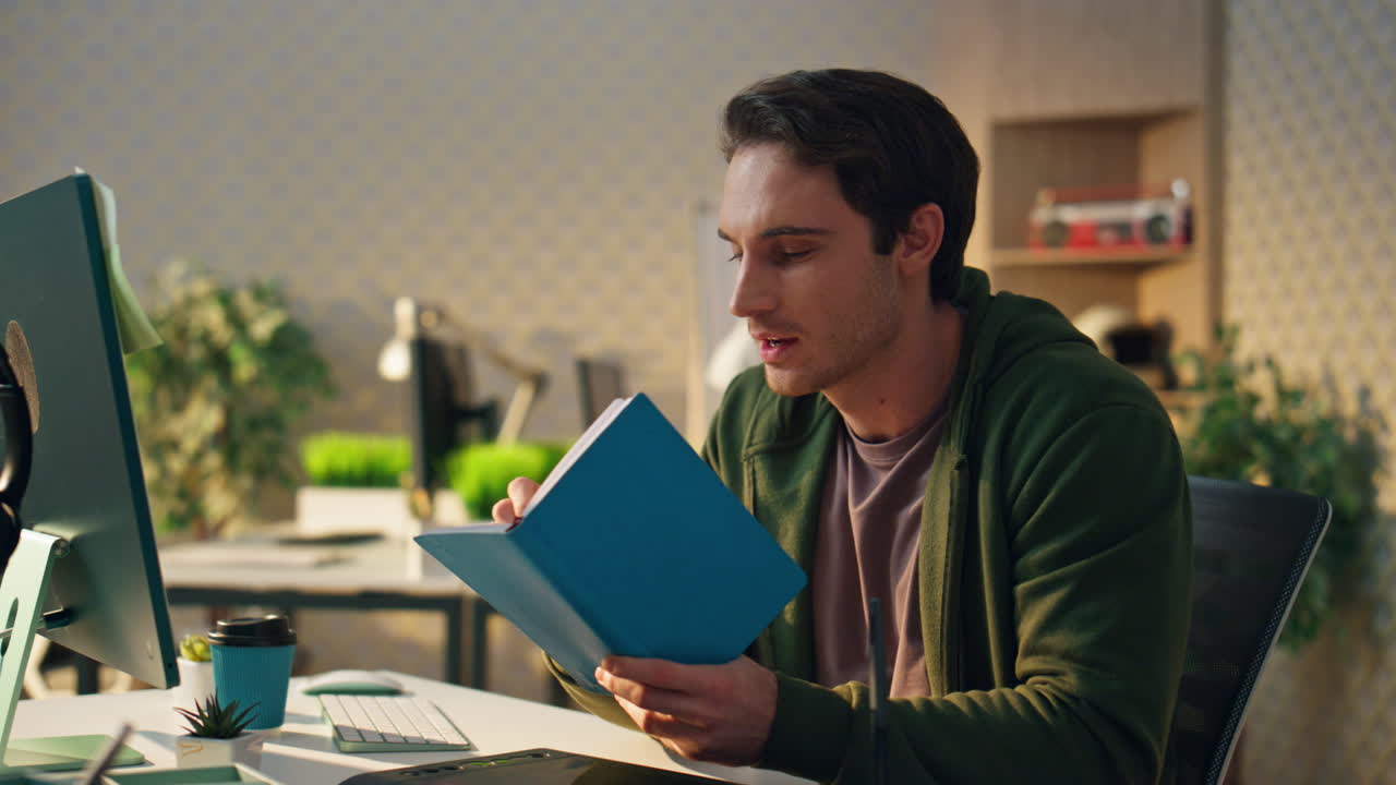 hombre positivo con llamada virtual oficina moderna. freelance lectura de notas hablando