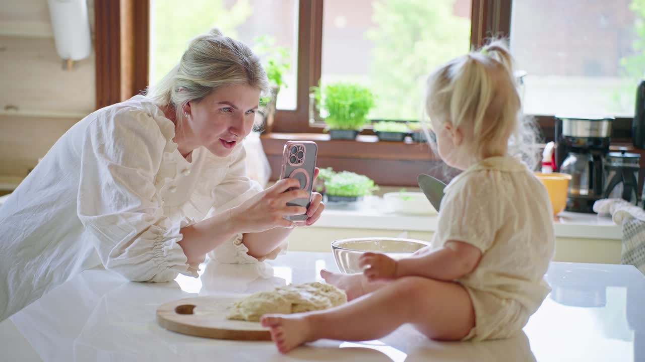 어머니 와 딸 이 함께 베이킹 하고 있다