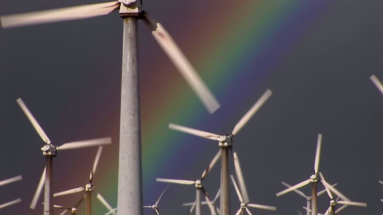화려한 무지개가 회전하는 풍력 발전기를 비춥니다 2