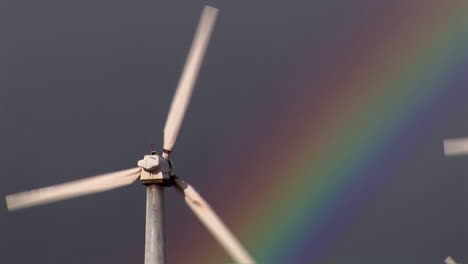 Wunderschöne-Regenbögen-Beleuchten-Windbetriebene-Generatoren,-Die-Sich-Um-2-.-Drehen