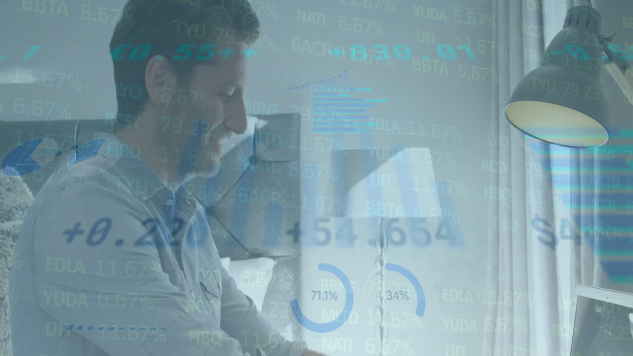 animación de gráficos, círculos de carga y tablero de negociación, hombre caucásico trabajando en portátil