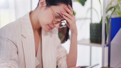 스마트폰에서 나쁜 소식을 읽은 후 여성이 쓰러집니다.