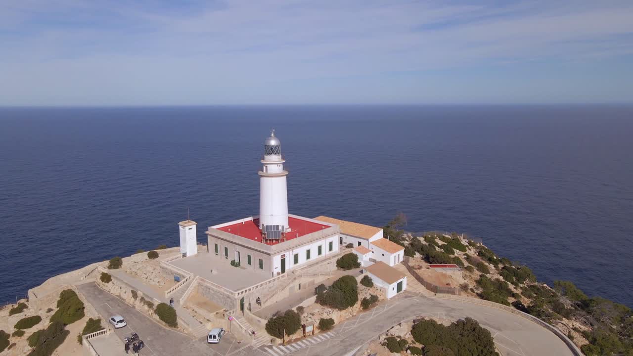 마요르카의 북쪽 끝에 위치한  포르멘토르 등대는 지중해의 경이로운 전망을 제공합니다.