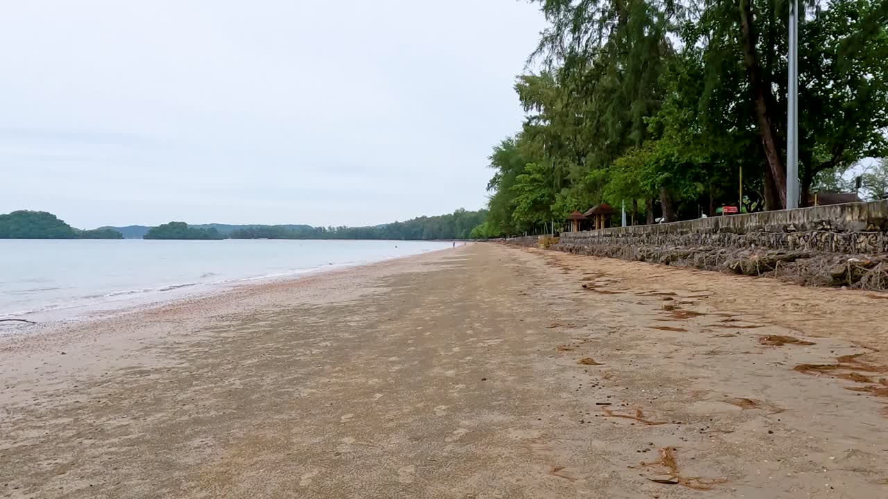 una tranquila playa vacía con exuberante vegetación en krabi, tailandia