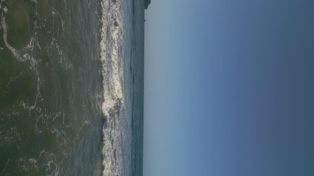 drone aéreo de vuelo bajo vertical escénico disparado sobre el mar hacia el horizonte