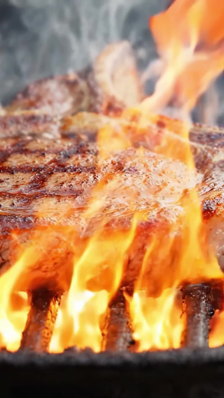 Succulenta bistecca alla griglia sul barbecue: uno sguardo ravvicinato alla carne perfettamente cotta con segni della griglia e succhi appetitosi che gocciolano dalla superficie sfrigolante.