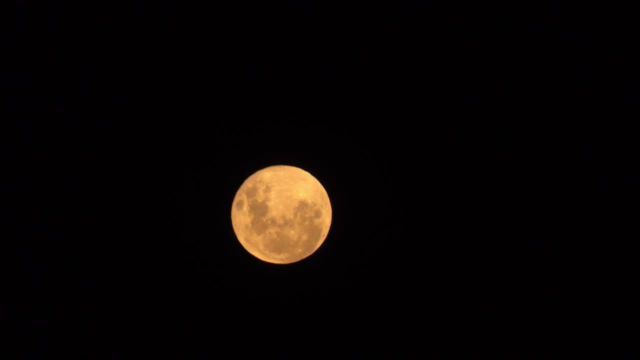 A lua cheia nascendo no Leste