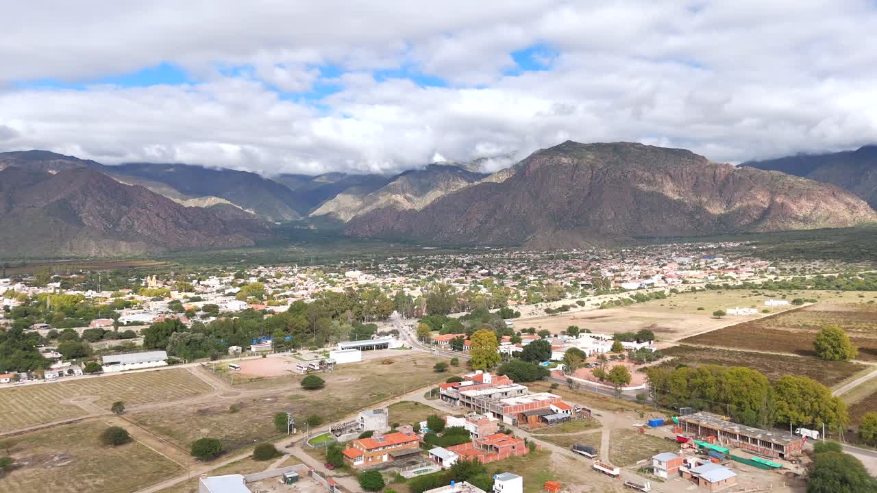 descubriendo la ciudad de cafayate, famosa por sus vinos de alta altitud malbec y torrontés