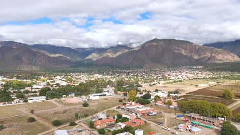 Descubriendo-El-Pueblo-De-Cafayate,-Conocido-Por-Sus-Vinos-Malbec-Y-Torrontés-De-Altura