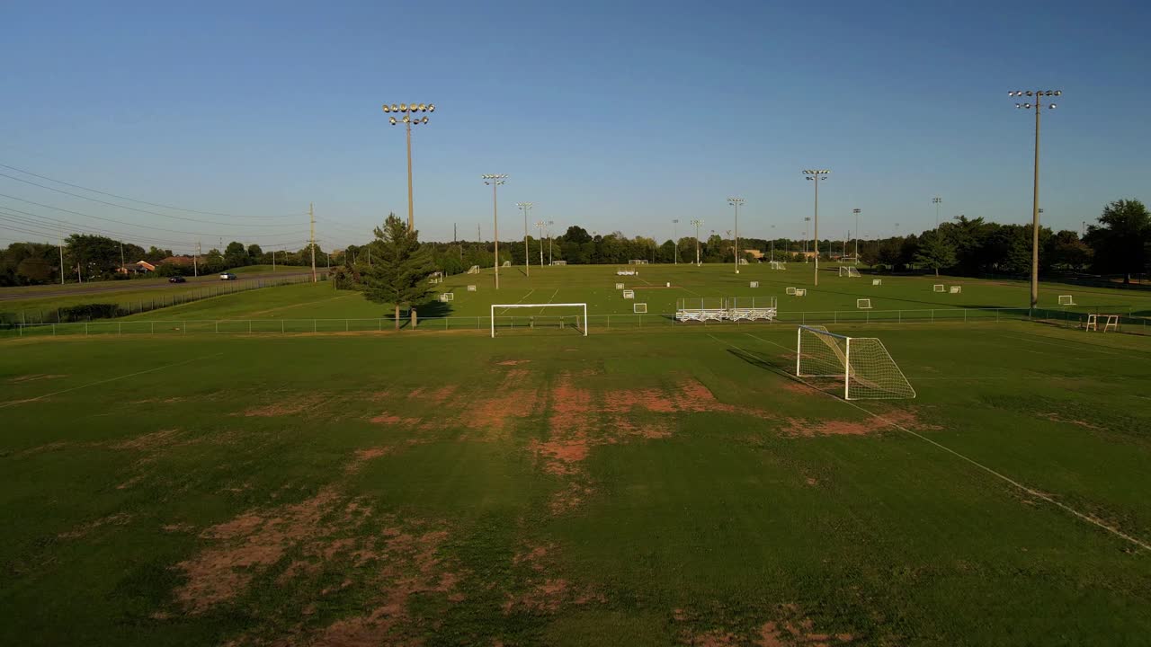 Vuelo bajo de dron sobre varios campos de fútbol en Heritage Park en Clarksville, Tennessee, EE. UU.
