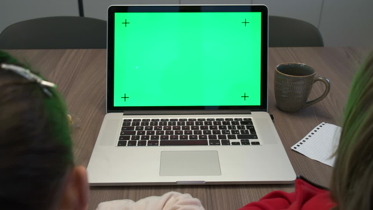 pantalla verde en la computadora portátil para el sitio web de internet de video