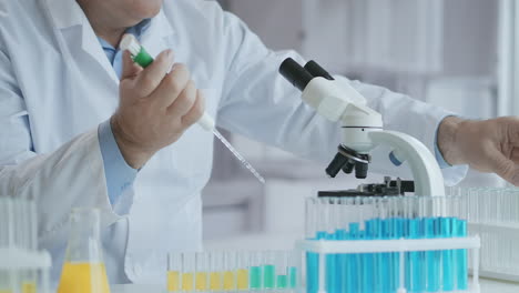 el trabajo del médico masculino en el laboratorio desarrollando una vacuna. coronavirus covid-19 2019-ncov medicamentos concepto de investigación. uso del microscopio. imágenes de alta calidad 4k