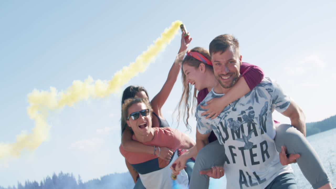 amigos divirtiéndose con bombas de humo en